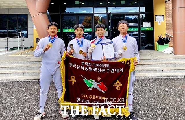 진주제일중학교가 제20회한국중고펜싱연맹전국남녀종별펜싱선수권대회 단체전에서 우승을 차지했다.(왼쪽부터 배유한, 오정민, 정민욱, 김예성)/진주시체육회