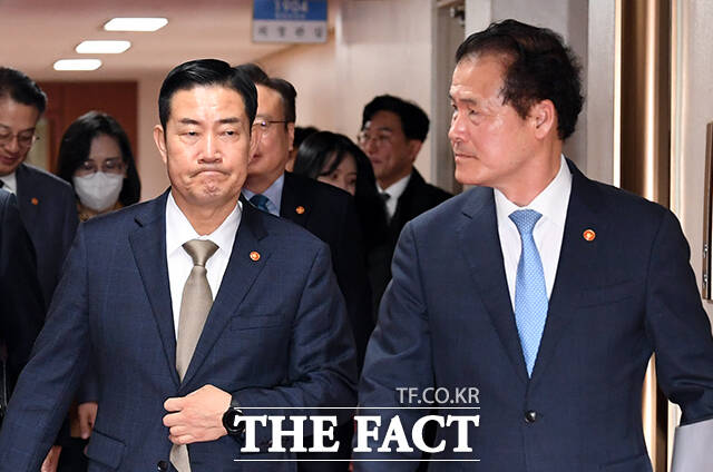 신원식 국방부 장관(왼쪽)이 10일 오전 서울 종로구 정부서울청사에서 열린 국무회의에 참석하고 있다./임영무 기자