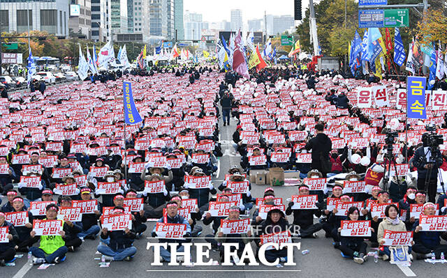 한국노총 전국노동자대회가 11일 오후 서울 여의도에서 열린 가운데 집회 참가자들이 피켓을 들고 구호를 외치고 있다. /박헌우 기자