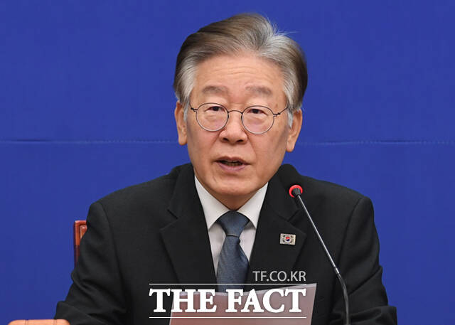 이재명 더불어민주당 대표가 한국형 전투기 KF-21 사업의 초도물량이 줄어든 것과 관련, 사업이 제대로 추진될 수 있도록 점검하겠다는 입장을 밝혔다. /이새롬 기자
