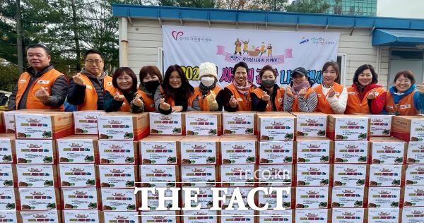 경기 안산의 봉사단체 뜰 회원들이 11일 김장 담그기 행사를 마치고 기념촬영을 하고 있다.