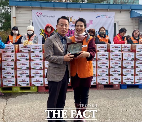 경기 안산 봉사단체 뜰 성수재(오른쪽) 회장이 더불어민주당 정승현(안산4) 경기도의원에게 감사패를 전달하고 있다.