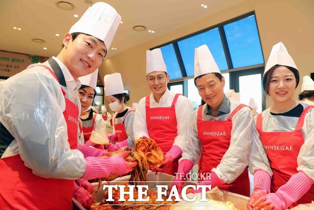 신세계백화점 박주형 대표(오른쪽에서 두 번째)가 임직원들과 함께 김장 나눔 봉사활동을 하고 있다. /신세계백화점