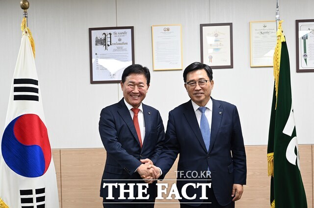 김춘진 한국농수산식품유통공사 사장(오른쪽)과 박종범 세계한인무역협회 회장(왼쪽)이 10일 열린 간담회에서 협력방안을 논의했다. / 한국농수산식품유통공사