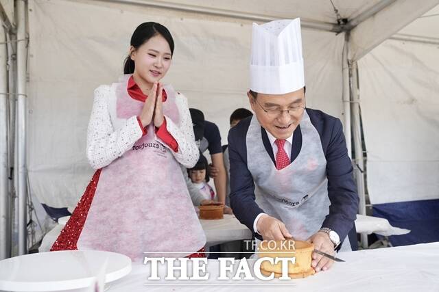 2023 빵빵데이 천안 행사가 14만 명의 참가자를 모으며 흥행몰이에 성공했다. 박상돈 천안시장과 가수 김다현 양이 케이크 만들기 체험에 참여한 모습. / 천안시