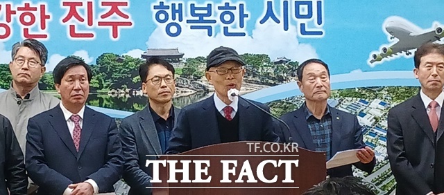 서부경남시민행동이 13일 진주시청 브리핑룸에서 우주항공청특별법 제정을 촉구하는 기자회견을 하고 있다./진주=이경구기자