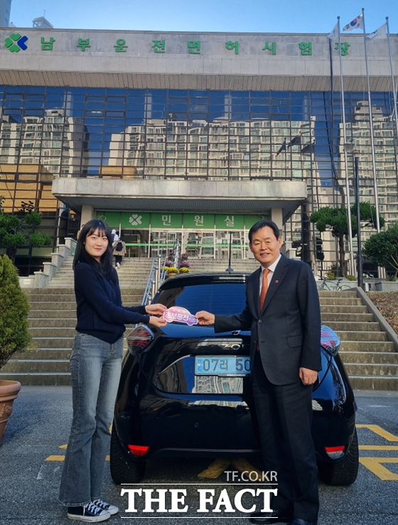 부산시 자치경찰위원회는 규격화된 ‘초보운전 스티커’를 제작해 오는 20일부터 처음 운전면허증을 발급받는 운전자에게 배부한다고 14일 밝혔다./부산시자치경찰위원회