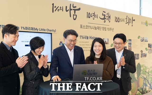 지난 8일 서울 포스코센터에서 열린 포스코1%나눔재단 창립 10주년 기념식에서 최정우 회장이 1% 마이 리틀 채리티 사업의 2023년 첫 번째 기부를 하고 있다. /포스코 제공