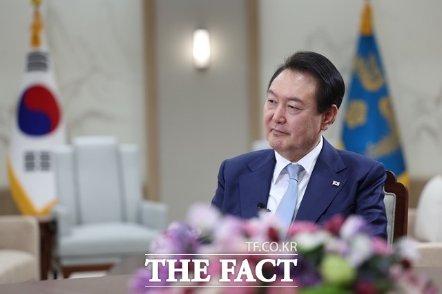 윤석열 대통령은 14일 미국 AP통신과의 서면 인터뷰를 통해 APEC 정상회의 참석 계기에 북한과 러시아 군사협력에 대한 국제적 공조 방안을 논의하겠다고 밝혔다. 지난해 11월 로이터 통신과의 인터뷰 모습. /대통령실 제공