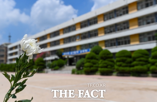 서울 서이초등학교 교사 사망 사건과 관련, 경찰이 학부모 갑질 정황이 없다고 판단해 수사를 종결했다. /장윤석 기자