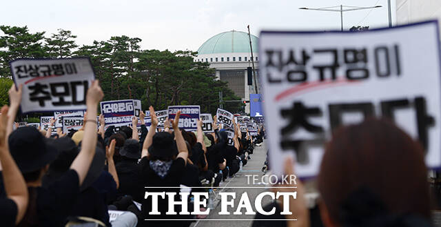 교사 모임 한마음으로 함께하는 모두가 9월 4일 오후 서울 영등포구 국회의사당 앞에서 고 서이초 교사 49재 추모 집회를 열고 손피켓을 들어 보이고 있다. /서예원 인턴기자