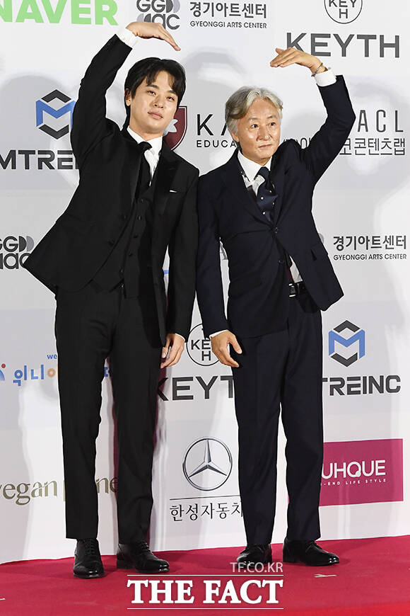 영화 밀수에서 호흡을 맞춘 박정민(왼쪽)과 김종수.
