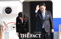 APEC 참석차 출국하는 윤석열 대통령과 김건희 여사 [포토]