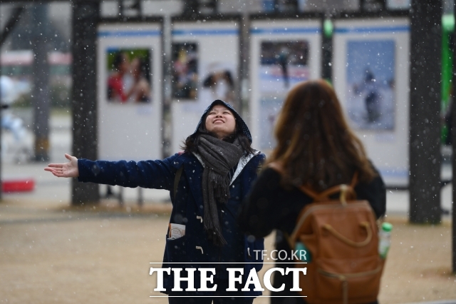 금요일인 17일 전국 대부분 지역 아침 기온이 영하권에 들겠고 일부 지역에 첫눈이 내릴 수 있다. /남윤호 기자