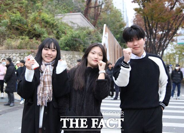 김소윤 양과 친구들이 선배의 수능대박을 응원하고 있다./대구=김채은 기자