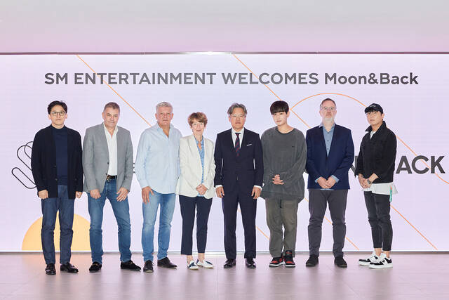 SM은 서울 성수동 사옥에서 영국 엔터테인먼트 기업 MOON&BACK(문앤백, 이하 M&B)과 전략적 협약을 체결했다. 두 회사는 영국의 보이그룹을 제작한다. /SM