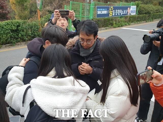 대전 한밭고등학교에서 수능을 치르는 학생들을 위해 교사가 기도하고 있다. / 대전 = 최영규 기자