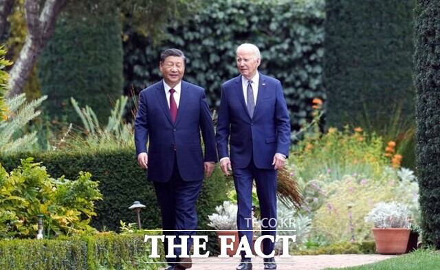 조 바이든 미국 대통령과 시진핑 중국 국가주석이 15일(현지시간) 미국 캘리포니아주 샌프란시스코 인근 우드사이드의 파이롤리 에스테이트에 있는 정원에서 산책하며 대화하고 있다. / AP. 뉴시스