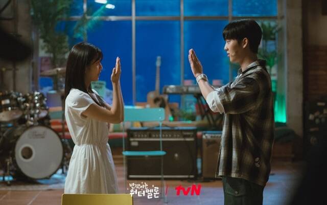 tvN 월화드라마 반짝이는 워터멜론이 수어를 활용한 소통을 보여줘 화제가 됐다. /tvN