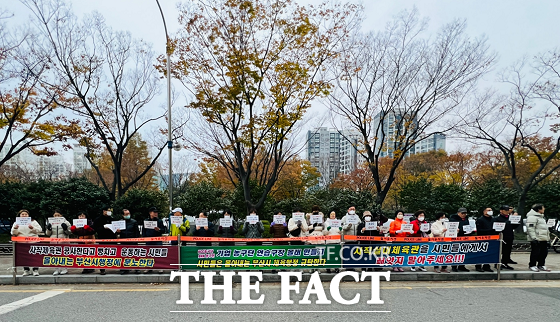 부산사직종합운동장 실내체육관을 사랑하는 부산시민 모임은 매주 화요일, 목요일 오전 7시부터 8시까지 부산시청 앞에서 실내체육관 개방과 관련한 기자회견을 열고 있다. /부산시민 모임.