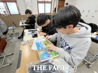  수능 마친 고교생들, 점자 동화책 만들기 캠페인 참여 '눈길'