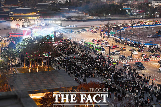2023 롤드컵 팬 페스트가 18일 오후 서울 광화문 광장에서 진행 중인 가운데 라이브 콘서트를 보기 위한 게임 팬들로 북적이고 있다. /장윤석 기자