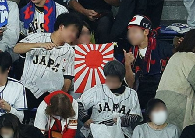 지난 17일 일본 도쿄돔에서 열린 APBC 예선 2차전 한국과 일본 경기에서 일본 팬이 욱일기를 들고 응원을 펼치는 모습. /서경덕 성신여대 교수 페이스북 갈무리