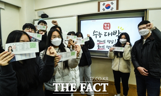 수능 이의 신청 건수가 19일 오전 기준 121건으로 집계됐다. 사진은 수능 하루 전 세종시 반곡고등학교 3학년 교실에서 담임선생님과 수험생들이 수능만점을 기원하며 기념촬영을 하고 있는 모습. /이동률 기자