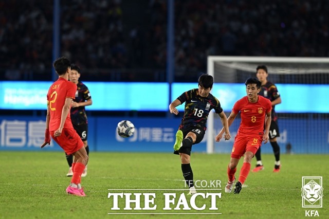 황선홍 감독이 이끄는 한국 U-23 대표팀의 이강인이 지난 10월 1일 중국과 항저우 아시안게임 8강전에서 경기를 하고 있다./KFA