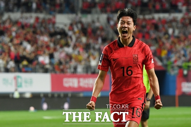 경찰이 축구 국가대표 황의조 선수를 불법 촬영 혐의로 입건해 조사했다. 황 씨 측은 연인 사이 합의된 영상이었다고 입장을 냈다. /남용희 기자