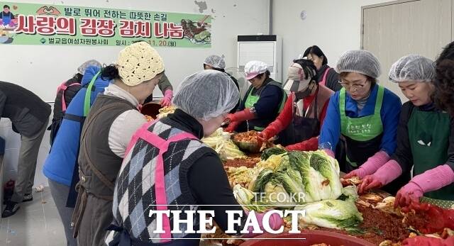 보성군은 20일 벌교읍 여성자원봉사회가 지역의 취약계층 100가구를 대상으로 직접 담근 김치를 전달하는 사랑의 김장 김치 나눔을 실시했다고 21일 밝혔다./보성군