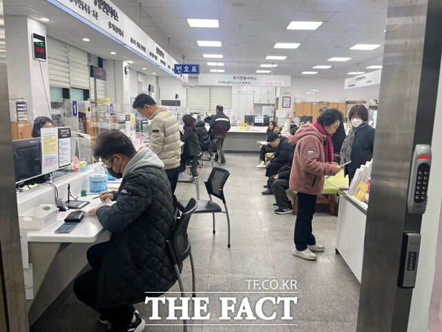 정부 행정전산망이 복구된 20일 오전 주민들이 서울 마포구 아현동 주민센터를 찾아 지난 17일 발급받지 못한 민원서류를 받고 있다. /최의종 기자