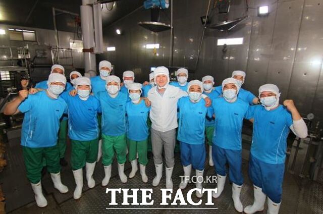 허광옥(가운데) 태산 대표가 경북 영천시 작업장에서 직원들과 어깨동무를 하고 활짝 웃고 있다.
