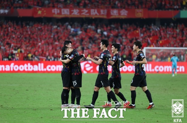 정현승(왼쪽 두 번째)의 A매치 데뷔골을 축하하는 손흥민(맨 왼쪽)과 한국 선수들./선전=KFA