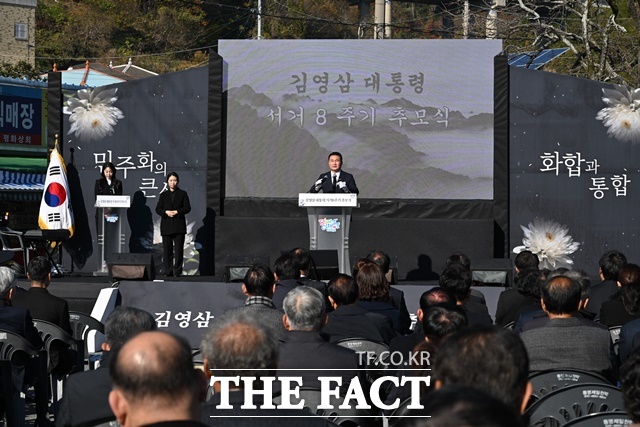 박종우 거제시장이 김영삼 전 대통령 서거 8주기 추모식에서 추모사를 하고 있다./거제시