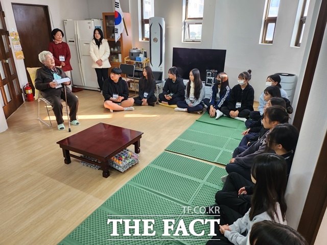 김응자 씨가 자신의 학창시절을 주제로 학생들에게 이야기를 들려주고 있다./부산=강보금 기자