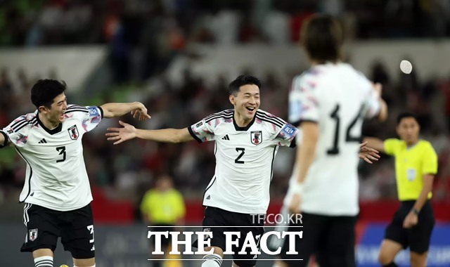 일본은 시리아와 원정경기에서 5-0 완승을 거두고 2연승을 달렸다. 사진은 일본의 네 번째 골을 넣은 스가와라 유키나리(2번)의 세리머니 장면./FIFA