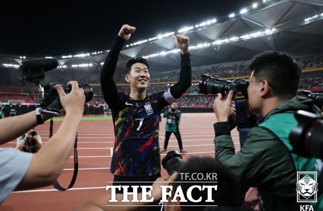 한국의 캡틴 손흥민이 21일 중국과 2026 북중미 월드컵 아시아 2차예선 C조 2차전에서 2골로 3-0 승리에 앞장선 뒤 팬들의 환호에 답하고 있다./선전=KFA