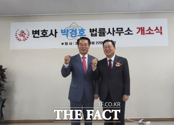 박경호 국민의힘 대전 대덕구당협위원장이 22일 지역구에 사무실을 열었다. 왼쪽부터 박경호 위원장과 이장우 대전시장.