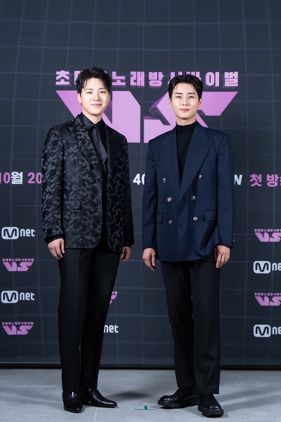 가수 김민석(왼쪽)과 영케이는 멜로데이 팀을 디렉팅한다. /Mnet