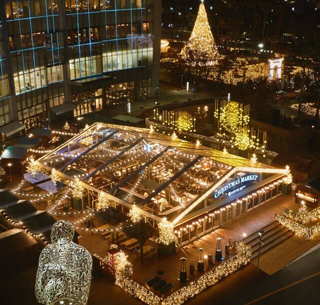 롯데백화점은 서울 잠실 롯데월드몰 잔디광장에 600평 규모 크리스마스 마켓이 문을 연다고 23일 밝혔다. /롯데백화점