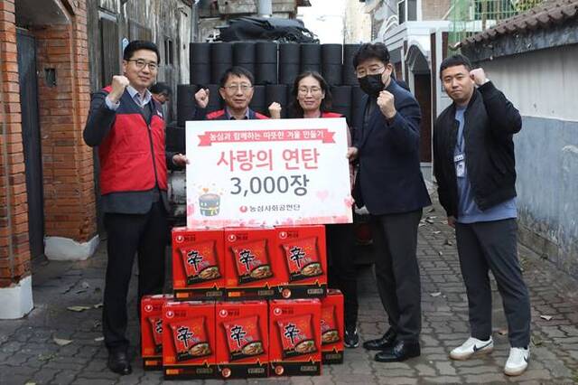 농심은 지난 23일 서울 동작구 일대에 김장김치 약 560포기와 연탄 3000장을 기부했다. /농심
