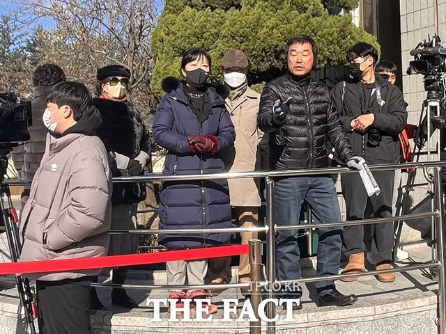 24일 오후 1시 서울남부지법 앞에서 장하원 등 피의자 구속 촉구 피해자들의 기자회견을 열었던 일부 피해자들이 장 대표의 출석을 기다리고 있다. /황지향 기자