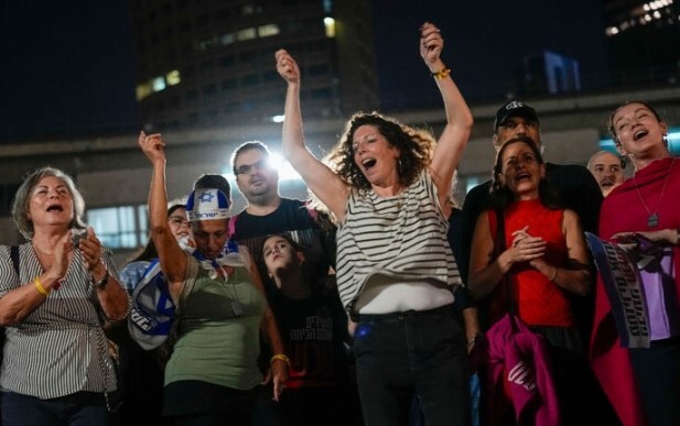 24일(현지시간) 이스라엘 텔아비브에서 시민들이 하마스의 인질 석방 소식에 기뻐하고 있다. /AP=뉴시스