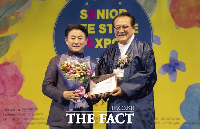 김동근(왼쪽) 의정부시장이 사단법인 대한노인회로부터 노인복지대상을 수상하고 있다./의정부