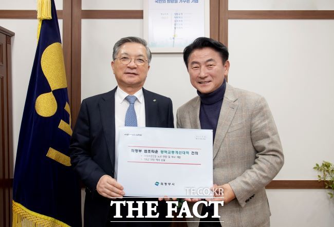 김동근(오른쪽) 의정부시장이 지난 24일 이한준 LH사장을 만나 지역 현안을 담은 건의서를 전달하고 있다./의정부시