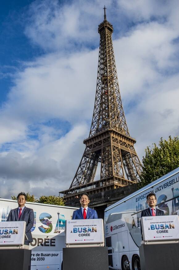 김혁기 LG전자 파리법인장 상무(왼쪽부터)와 장성민 대통령 특사, 유원 LG전자 홍보대외협력센터장 부사장이 지난 6일 프랑스 파리에서 열린 부산엑스포 버스 공개 행사에 참석해 기념 촬영을 하고 있다. /LG그룹