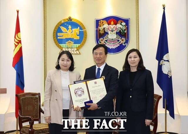 남서울대학교 객원교수인 송남종 ㈜금강CNT 대표가 몽골 정부 최고 훈장을 수상했다. / 남서울대학교