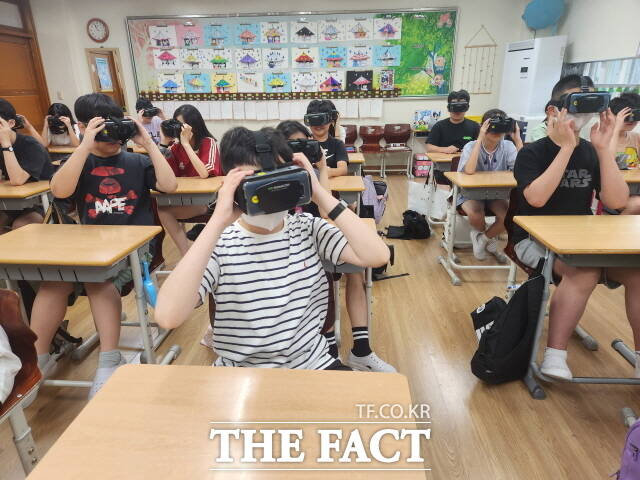 용인시가 내년부터 지역 65세 이상 노년층을 대상으로 확대할 생애주기별 안전 강화 VR(가상현실) 교육을 지역 초등학생들이 체험하고 있다/용인시