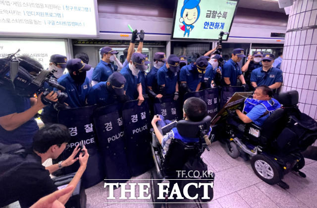 장애인권리예산과 일자리를 놓고 서울시와 전국장애인차별철폐연대(전장연)의 갈등이 격화되고 있다. 9월 5일 기자회견 이후 지하철에 탑승하려는 전장연 회원을 막아서고 있는 경찰의 모습. /이장원 기자